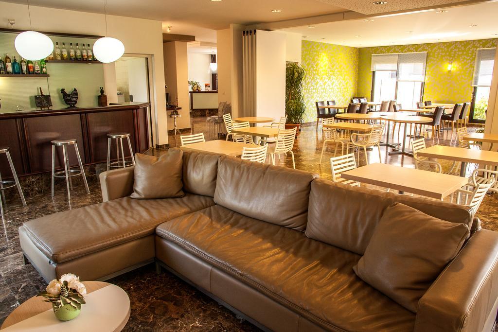 Hotel Les Amandiers تورنو-سور-رون المظهر الخارجي الصورة