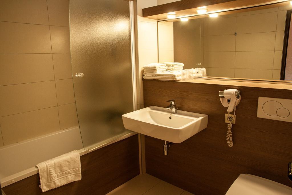 Hotel Les Amandiers تورنو-سور-رون المظهر الخارجي الصورة